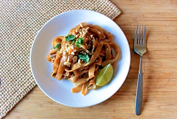 vegetable pad thai with spicy peanut sauce