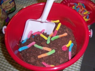 dirt and worms pudding