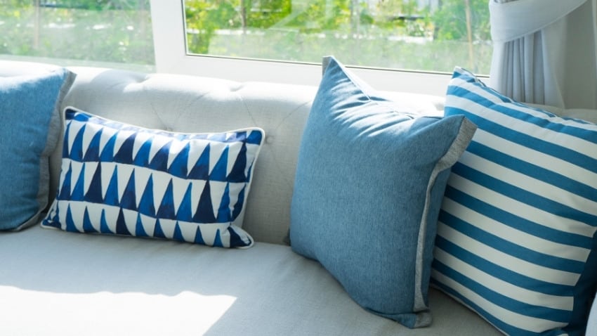 10 Beach Cottage Coastal Living Room Ideas coastal throw pillows