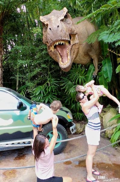 Tips for an Awesome Universal Orlando for Toddlers Experience universal orlando moms give kids to t-rex (1)