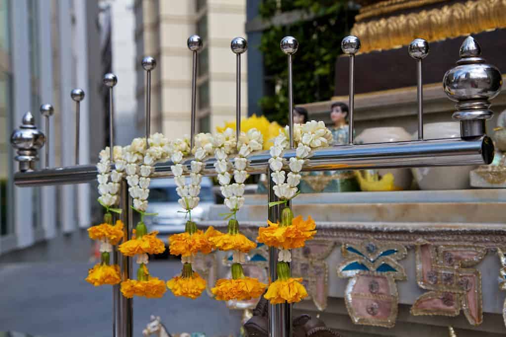 bangkok street temple